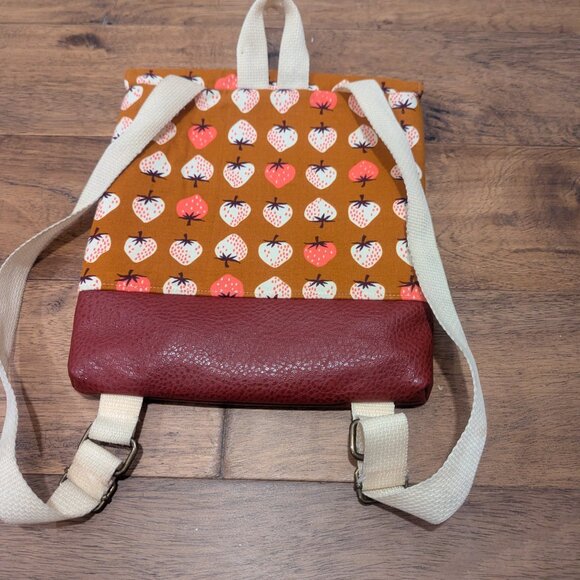 Dainty Bean backpack - strawberries, 9"x9" - Picture 2 of 2